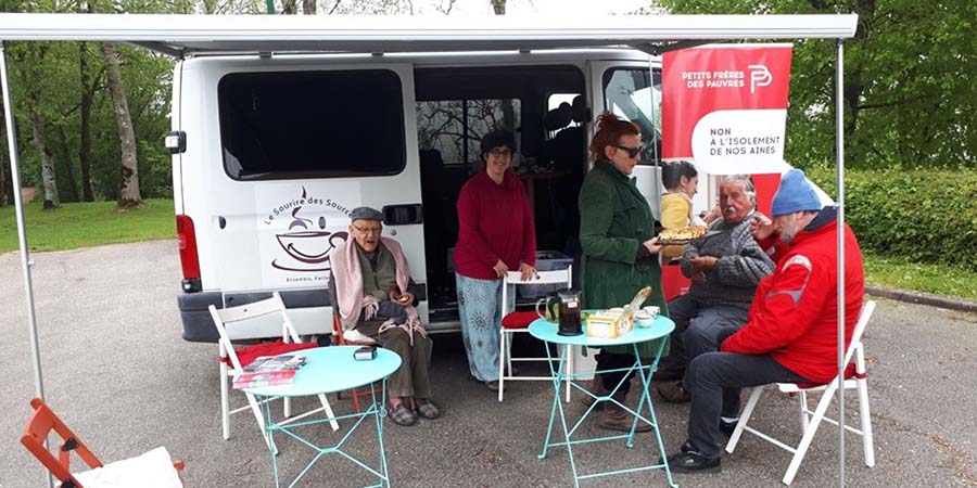 Bénévoles des Petits Frères des Pauvres lors d'un Petit Café Mobile