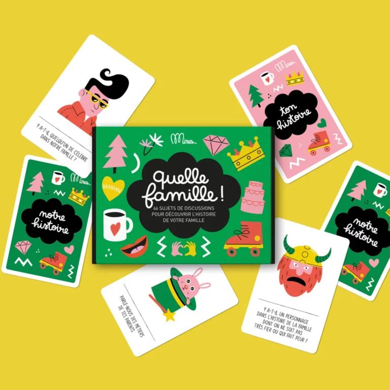 Jeu de cartes « Quelle famille ! » de la marque Minus, proposant 66 sujets de discussion pour découvrir l'histoire de sa famille, présenté avec sa boîte verte illustrée et plusieurs cartes étalées sur fond jaune.