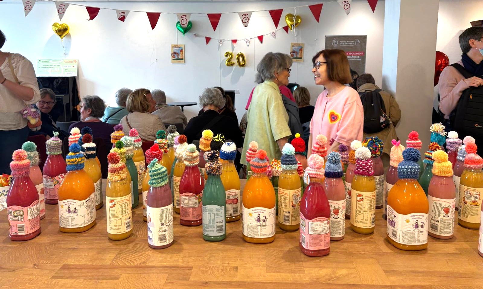 Remise chèque partenariat innocent petits bonnets Petits Frères des Pauvres